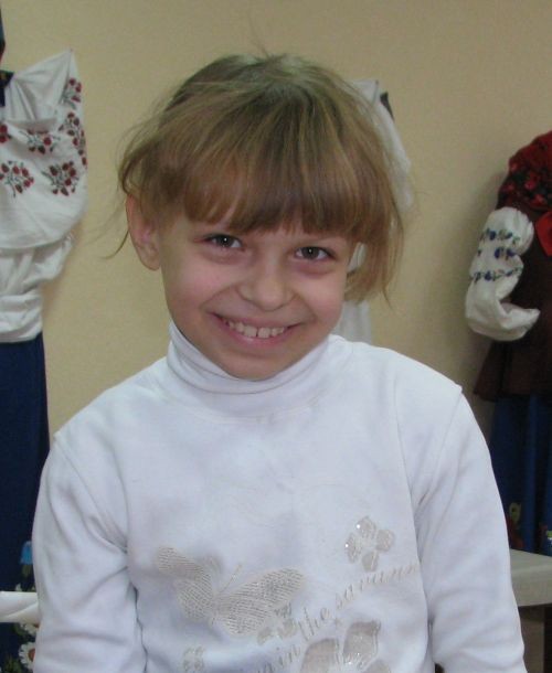 Карина, Люботинский интернат под Харьковом<br /><br />
Карина хочет стать парикмахером и мечтает о большой кукле, чтобы заплетать ей косички: 