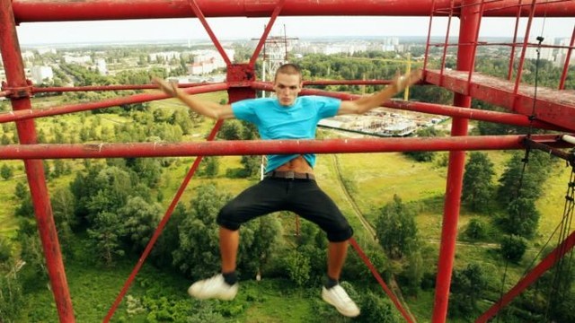 Перелет спайдермена. Григорий часто спускается с огромной высоты вниз... прыжками. Фото: В. Вильчинский