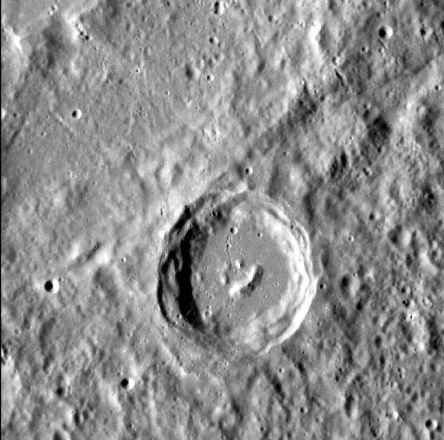 Кратер на Меркурии. Фото NASA