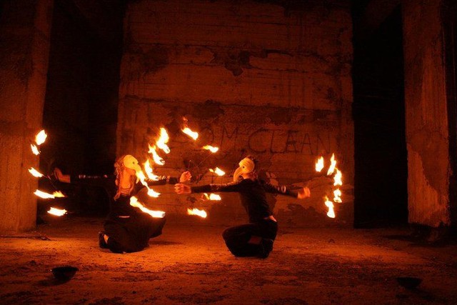 Во Львове появилась новая забава – жонглирование огнем. Бесплатные завораживающие шоу показывают в центре города