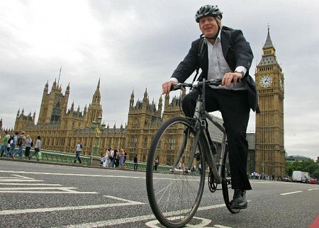 Мэр Лондона Борис Джонсон. Ездит на работу на велосипеде и спасает девушек. Фото AFP