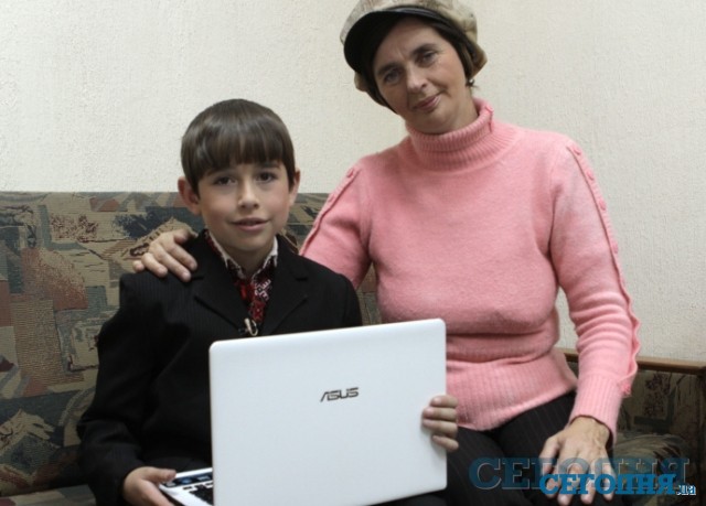 Рома с мамой. 10-летний малец — тот еще егоза — на месте спокойно и минуты не может посидеть | Фото: Анастасия Искрицкая