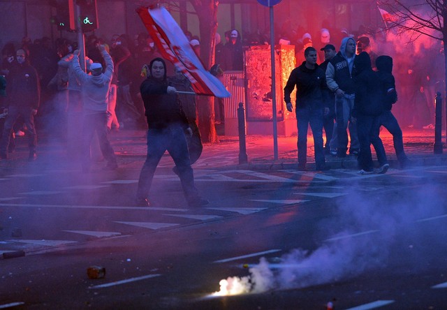 В полицию полетели камни и файеры. Фото: AFP