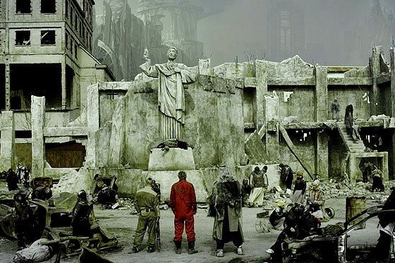 Город мутантов. Статуи среди заводских развалин в Керчи. Кадр из фильма 