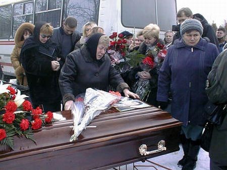 Жертва банды. Мать Гельфанда прилетела на похороны из Германии. Фото: Ю. Кузнецов