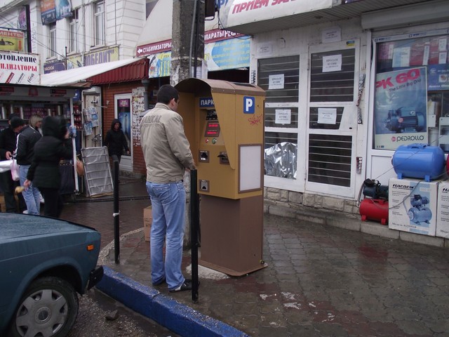 Паркомат требует 5 грн за час. Фото: А. Керменчикли