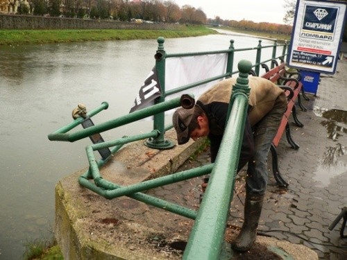 Chevrolet не вписался в мост и снес св.Николайчика. Фото: ua-reporter.com