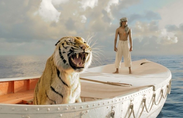 Тигр и мальчик. Им надо выжить в океане. Фото с сайта kinopoisk.ru