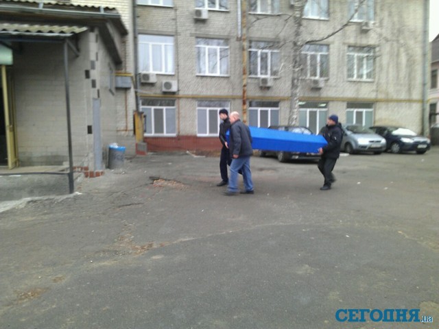 Жена Мазурка приехала за телом мужа. Фото К.Терехова/Сегодня 