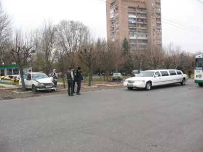 В результате столкновения пострадали три автомобиля. Фото: vp.donetsk.ua