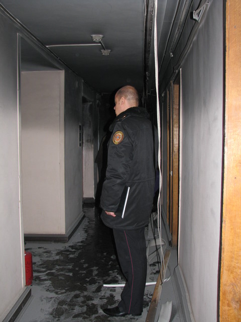 После пожара в гримерке уцелели стекла, а этаж остался без света. Фото: Л.Серикова