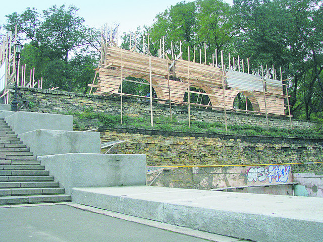 Потемкинская. За неделю в Лунном парке выросла деревянная арка. Что за объект возводят, строителям запретили говорить. Фото: С. Жукова