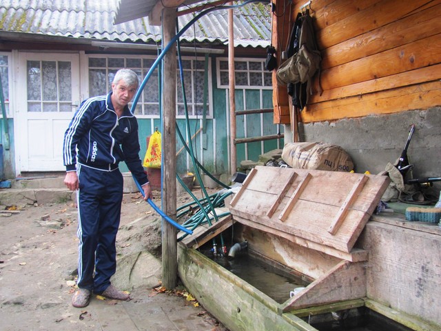 Житель села Ямы Василий Попович рассказывает, что стоимость трубы около десяти тысяч гривен. Фото: М.Шевченко