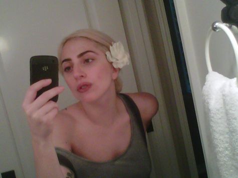 Леди Гага славится своим умением эпатировать публику, наряжаясь в куски мяса, латекс и гримируя себя до неузнаваемости. Фото, сделанные ею на телефон в ванной, тоже произвели фурор. Просто на этом фото 26-летняя Гага впервые показала себя без макияжа!