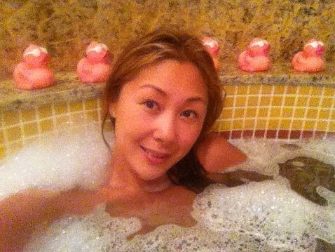 Анита Цой в своем твиттере призналась, что лучший отдых — это ванная. 