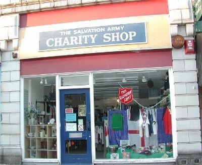Благотворительные магазины в Британии получают сверхприбыли
