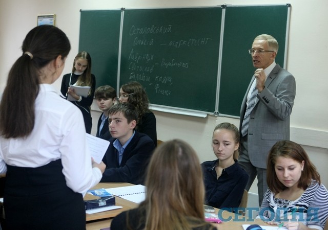 Вместо традиционных уроков Юрий Шукевич устраивает тренинги.  Например, его десятиклассники за 40 минут сумеют организовать фирму 