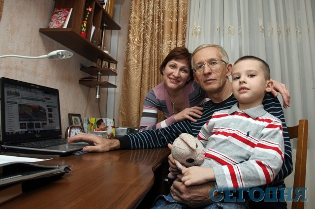 Юрий Шукевич дома с семьей. По вечерам всегда играет с сыном и укладывает его спать | Фото: Александр Яремчук