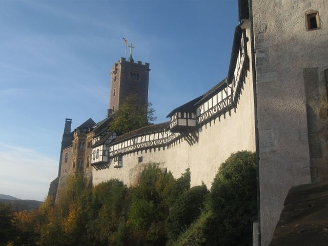 В Эйзенахе. Самое популярное место среди туристов — Вартбургский замок, который находится на высоте 190 метров над уровнем моря