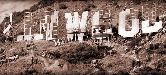 Фото 1923 года. Рабочие устанавливают буквы на холмах