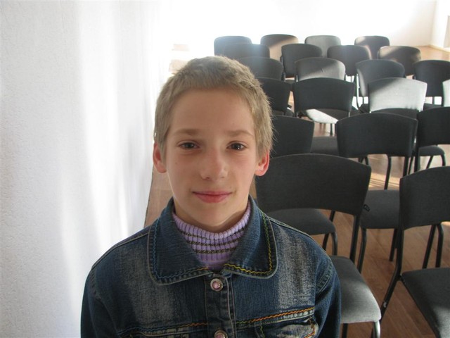 Лена Плужник, 11 лет. Мечтает о надувном шарике