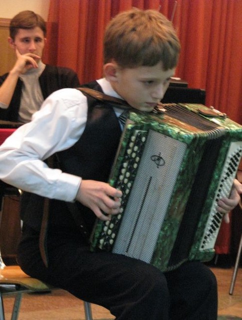 11-летний Артем — настоящая гордость школы. Он играет на баяне, причем так, что жюри всеукраинских конкурсов с легкостью отдают ему призовые места. Больше всего мальчику нравится играть вальсы. А мечтает он о новом инструменте, ведь в нынешнем заедает несколько клавиш.