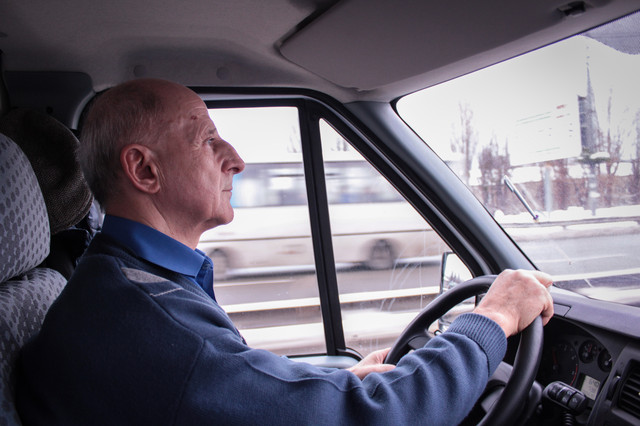Водитель скорой со стажем, Николай Васильевич, говорит, что его машине дорогу уступают далеко не всегда.