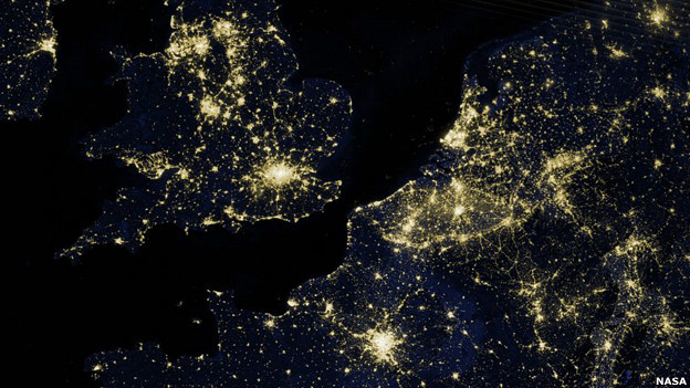 Изображение собрано из серии фотоснимков разных частей Земли, сделанных в безоблачные ночи, фото NASA