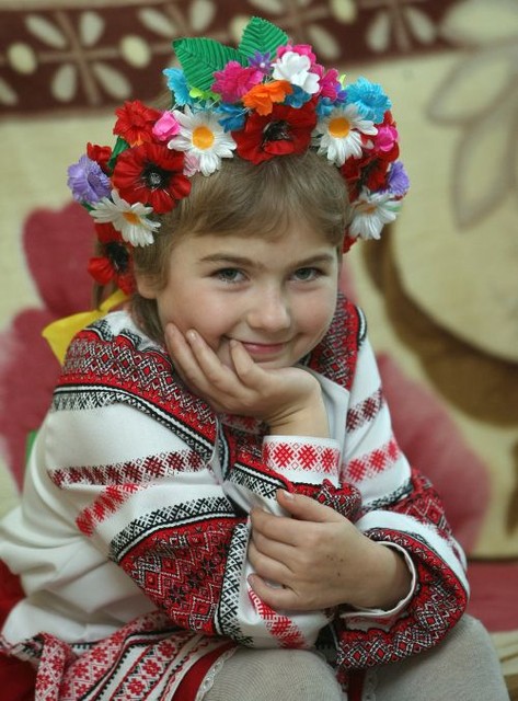 8-летняя Виталина — веселая, приветливая девочка. Увлекается танцами, оригами. А в подарок она хотела бы получить большую куклу с набором одежды и коляской. | Фото: Александр Яремчук