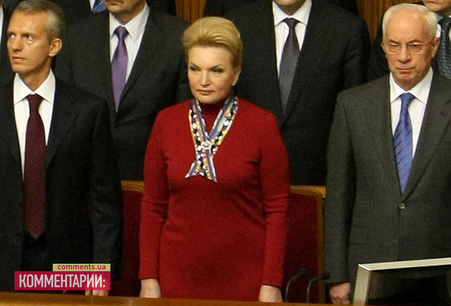 Раиса Богатырева разбавила свой алый футляр разноцветным шарфом