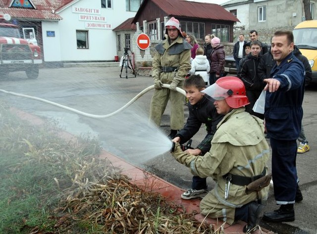 ГТУ МЧС в Киевской области. Показали детям, как тушить пожар