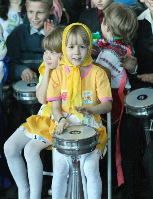 Урок музыки провел в школе-интернате автор и ведущий перкусионной школы по барабанам Валик Богданов