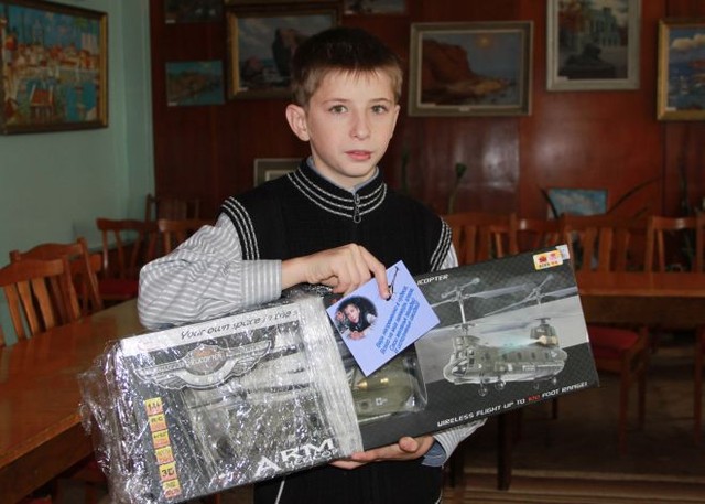 Вертолет на радиоуправлении. Киевская семья (пожелала остаться неизвестной) сделала подарки сразу для 17 детей