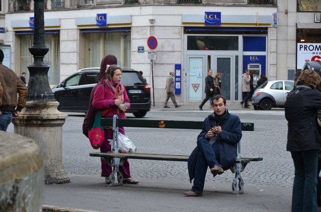 Калюжный присел покурить на лавке в Париже