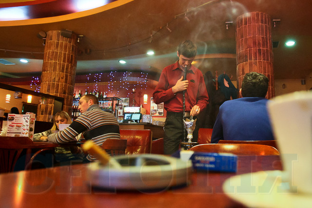 С огоньком. В первый день борьбы с курением в столице еще дымили | Фото: Сергей Николаев