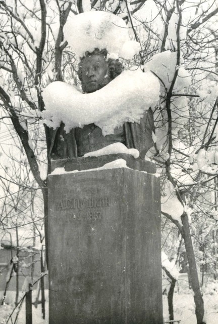 Пушкин в снегу. Когда-то стоял на площади Ленина — как раз за елкой. Фото: Музей истории города