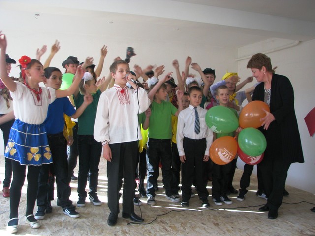 Николаевск. Ребятишки отлично поют, танцуют и декламируют. Фото: М. Скичко 