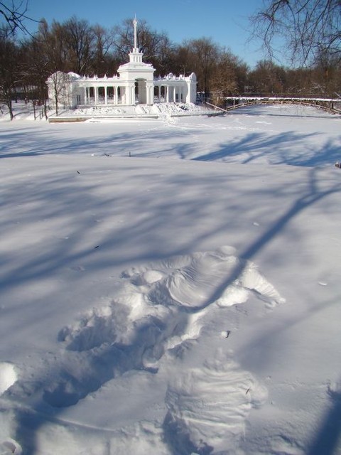 В пушистом снегу явно лежал человек, а остались – лишь следы- "привидение"