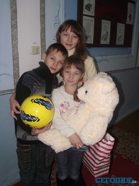 Для семьи Кожан — игрушки и мяч. Фото: Е. Дедух
