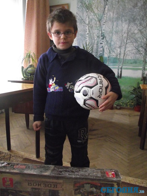 Мяч — с подписью Шовковского. Фото: Е. Дедух