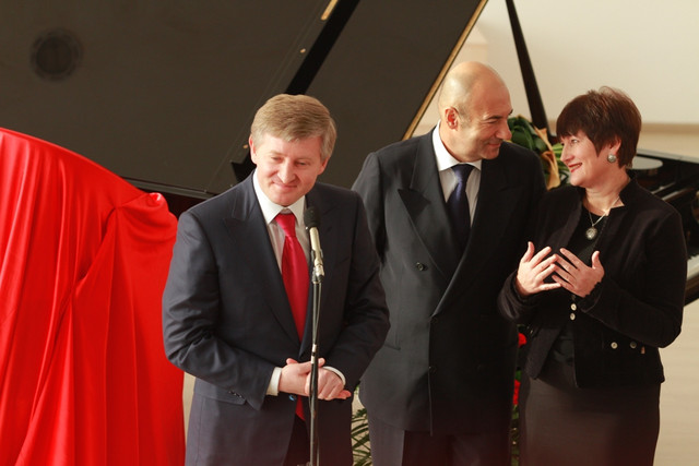 Ринат Ахметов и Игорь Крутой во время благотворительной акции в День Святого Николая посетили Кировоградское музыкальное училище