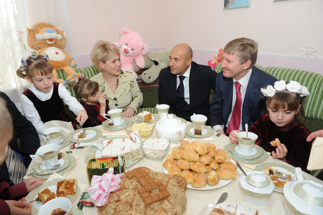 Ахметов сам разливал чай во время застолья у Кожановых, которые организовали детский дом семейного типа и воспитывают 7 детей