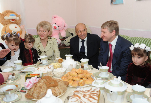 Ахметов сам разливал чай во время застолья у Кожановых, которые организовали детский дом семейного типа и воспитывают 7 детей