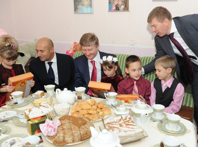 Ахметов и Крутой приехали с подарками в  детский дом семейного типа Людмилы и Руслана Кожановых