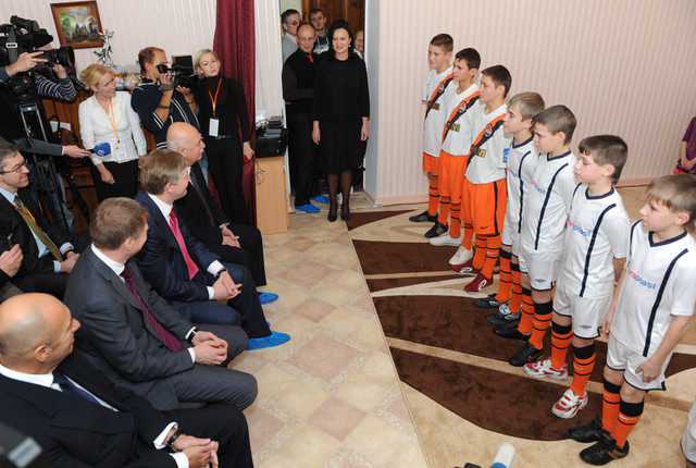 Воспитанники детдома "Барвинок" представили Ахметову свою футбольную команду