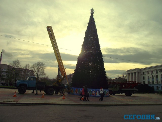 В столице Крыма заканчивают установку главной елки. Фото: Е.Середа