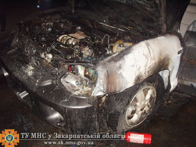 Огонь уничтожил салон и двигатель авто. Фото: zk.mns.gov.ua