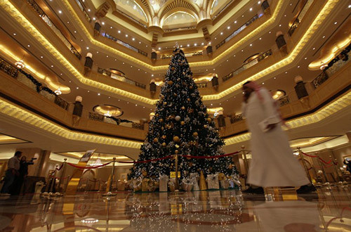 Самая дорогая в истории рождественская елка была установлена в люксовом отеле Emirates Palace в Абу-Даби в 2010 году. Стоимость елки составила 11 миллионов долларов – при создании игрушек использовались жемчуг, золото, бриллианты, сапфиры, изумруды. На елку повесили не только драгоценные шарики, но и ювелирные украшения: часы, браслеты, ожерелья.