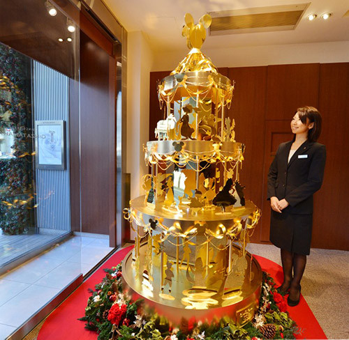 Японский ювелир Гинза Танака в этом году представил елку, на создание которой ушло около сорока килограммов золота. С виду она больше напоминает многоярусную карусель. Вместо лошадок — 50 фигурок героев диснеевских мультфильмов: Золушка, Русалочка, Пиноккио. Стоимость елки – 4,2 млн долларов