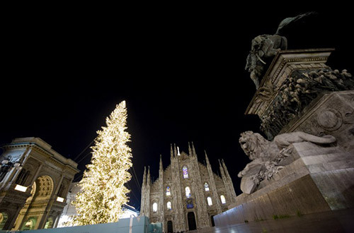 В 2010 году в Милане, на Пьяцца дель Дуомо, установили рождественскую елку, подаренную модной столице ювелирной компанией Tiffany & Co. В основании дерева, украшенного десятками тысяч фонариков, находился магазин, оформленный в стиле знаменитой нежно-бирюзовой коробочки. Стоимость елки – 350 тысяч долларов.